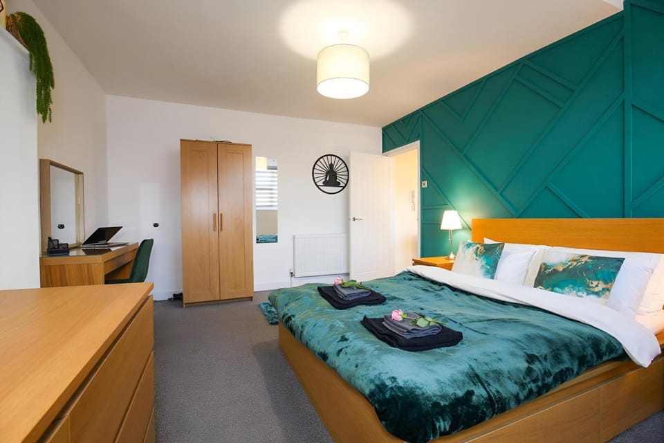 Photo of the whole room, Bedroom, wardrobe