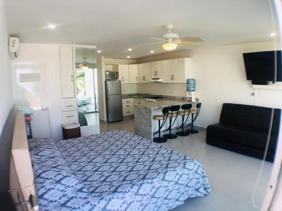 Bed, TV and multimedia, Bedroom