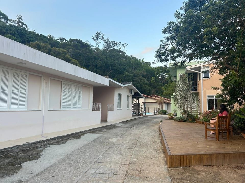 Casa Espaçosa com Piscina, Churrasqueira e Área verde em Sambaqui ao Lado da Praia - Floripa House in Florianopolis