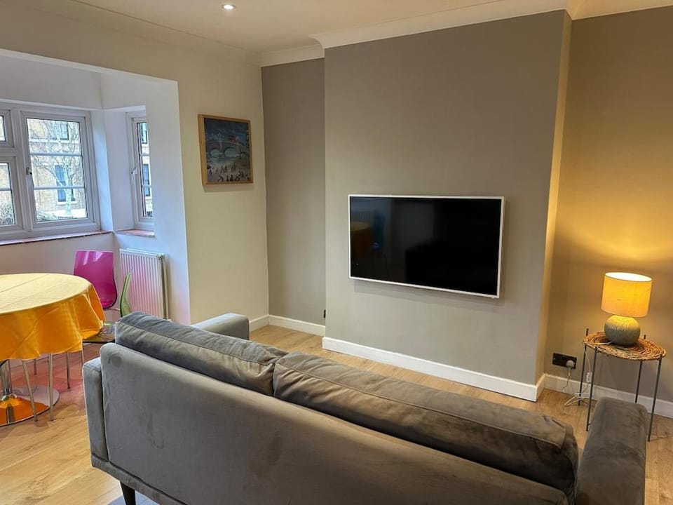 Newly Refurbished Two Bedrooms Flat Apartment in London Borough of Southwark