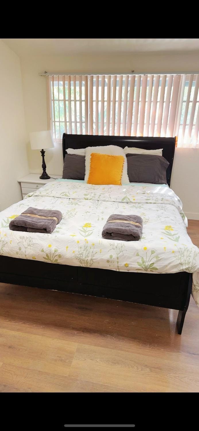 Pretty bedroom private bathroom Vacation rental in Hacienda Heights