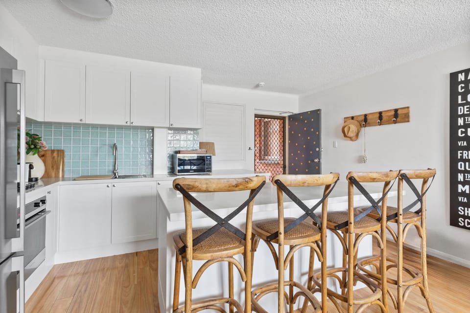 Coffee/tea facilities, Dining area, dishwasher, oven, stove, toaster, laundry