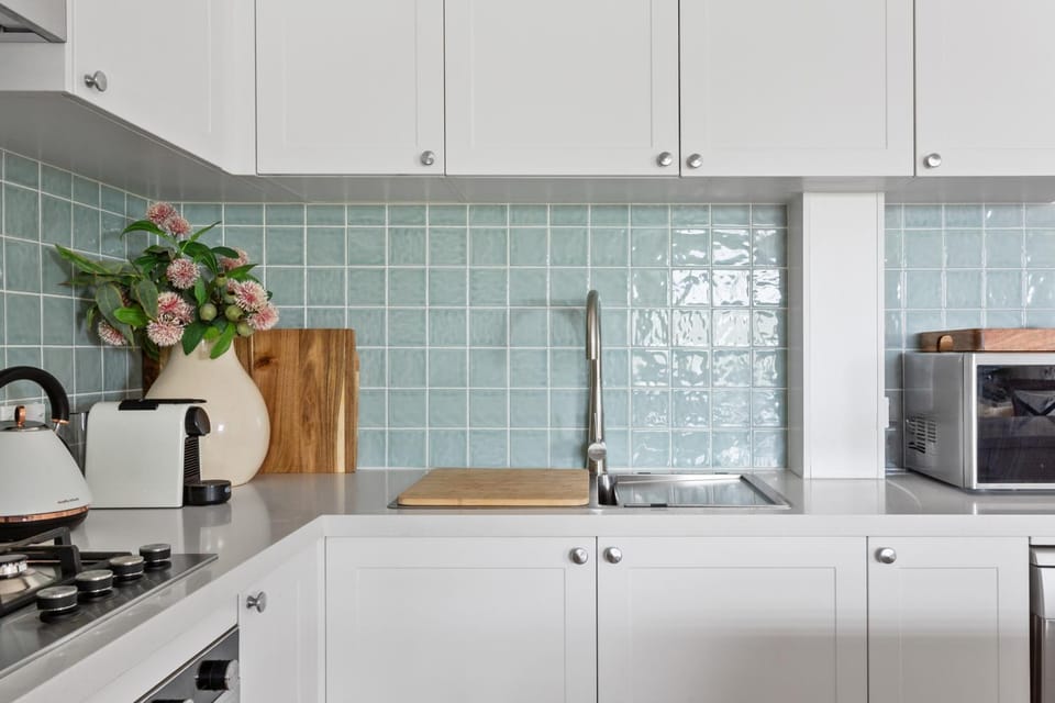 Coffee/tea facilities, dishwasher, oven, stove, laundry, kitchen