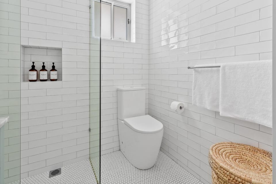 Shower, Toilet