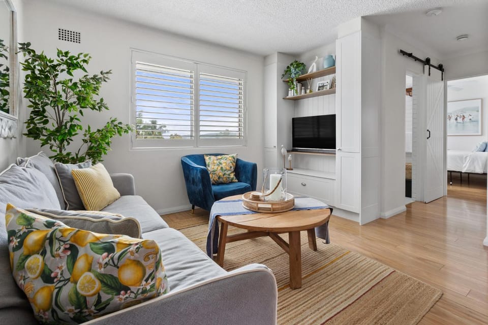 TV and multimedia, Living room, Seating area, Evening entertainment