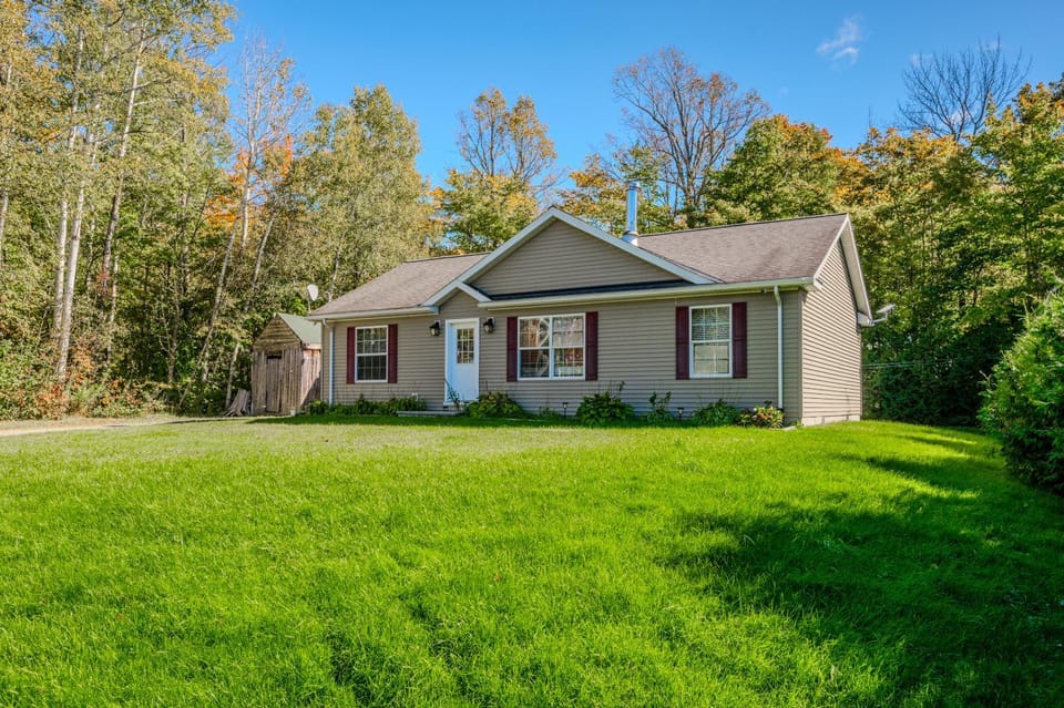Maple Cottage - Cozy Cottage in Miller Lake House in Northern Bruce Peninsula