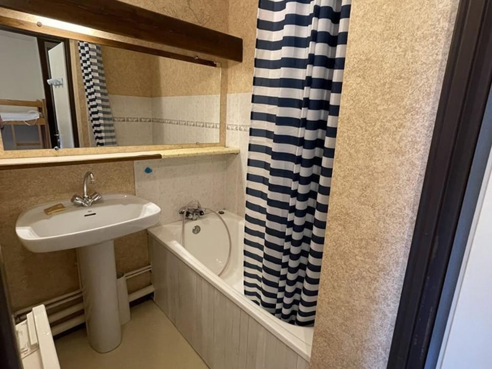 Studio-cabine avec balcon proche pistes et parking - FR-1-787-113 Cabin in Auvergne-Rhône-Alpes