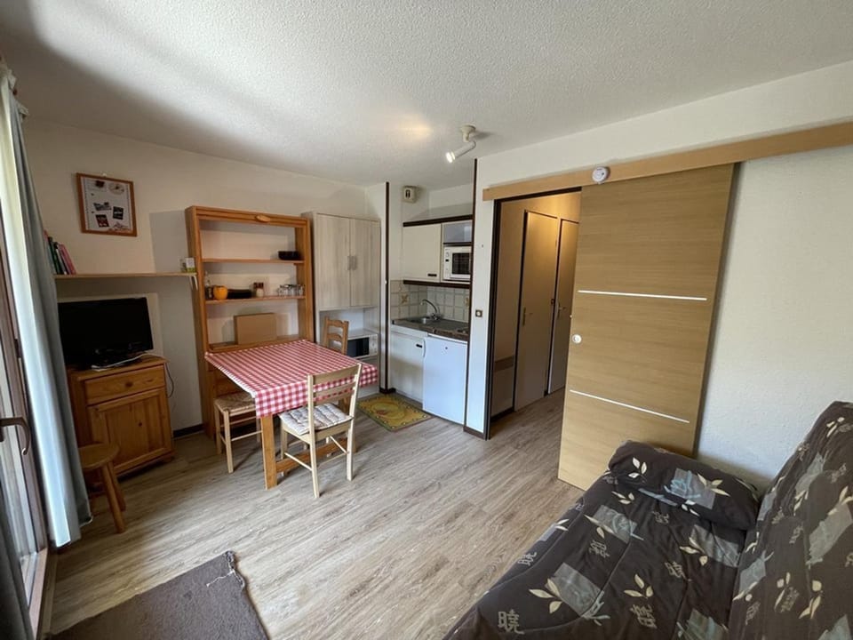 Studio-cabine avec balcon proche pistes et parking - FR-1-787-113 Cabin in Auvergne-Rhône-Alpes