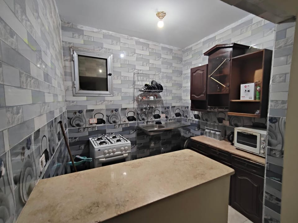 Kitchen or kitchenette, minibar, oven, stove, toaster