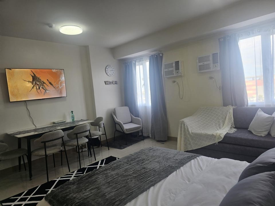 Bed, Living room, Photo of the whole room, Seating area