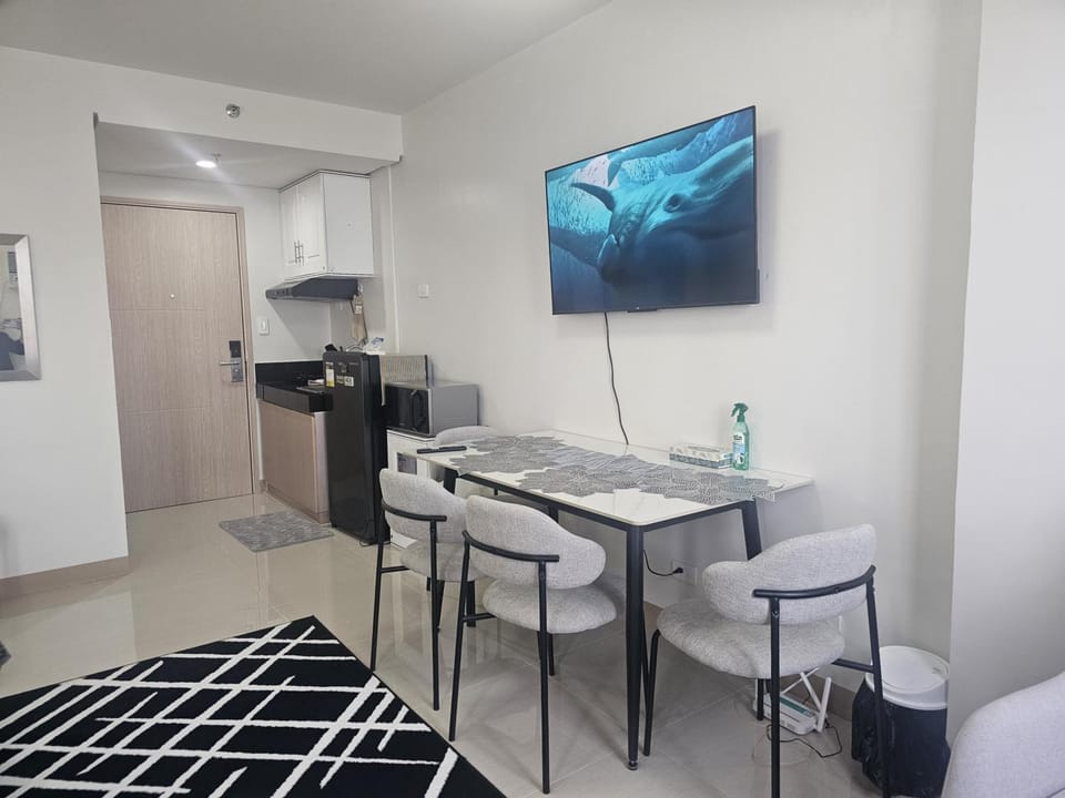 Kitchen or kitchenette, Dining area, stove