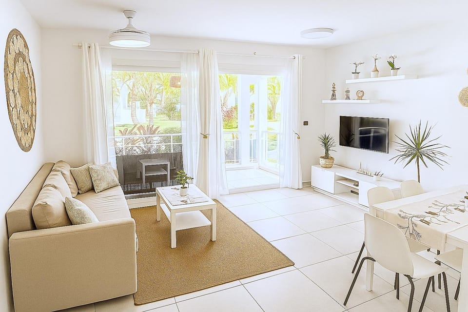 Bed, TV and multimedia, Balcony/Terrace, Kitchen or kitchenette, Living room, Seating area, Food, Garden view, Pool view, Pool view, internet, air conditioner, air conditioner