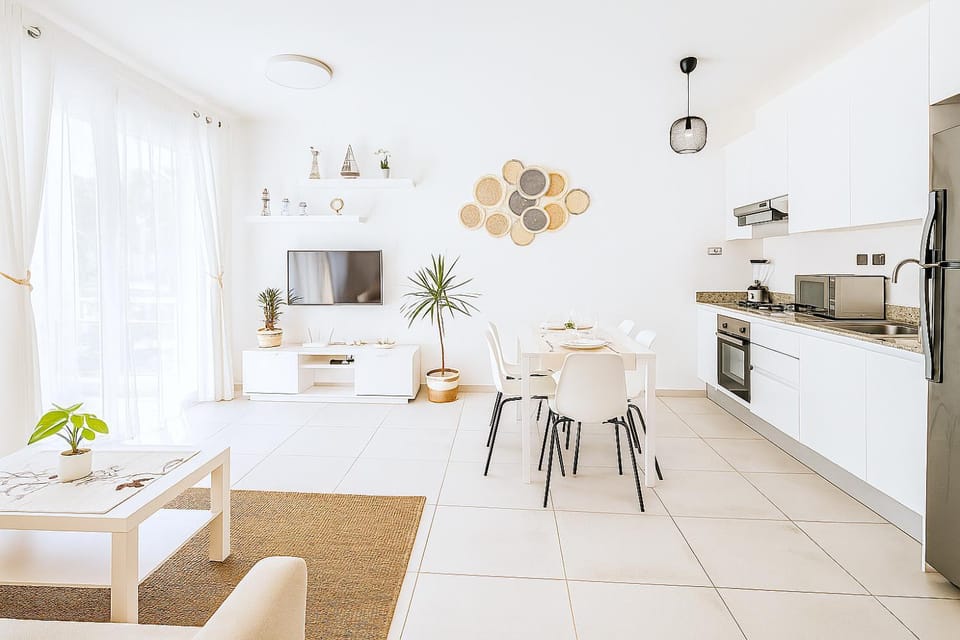 Bed, BBQ facilities, Garden, TV and multimedia, View (from property/room), Kitchen or kitchenette, Living room, Seating area, Food, cot, furniture, internet, internet, microwave, oven, stove, toaster, toaster, toaster, kitchen, air conditioner, air conditioner