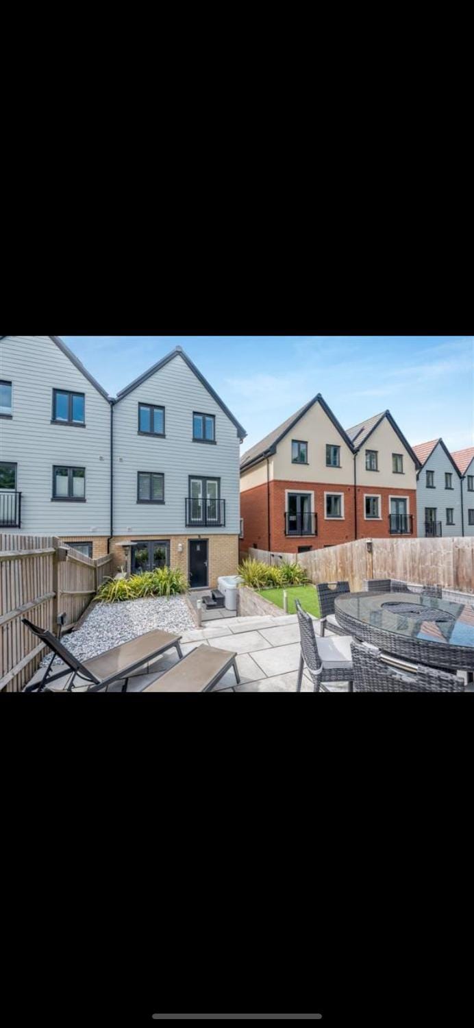 3 Bedroom Beautiful Home with Garden, AC, Hot Tub House in Portsmouth