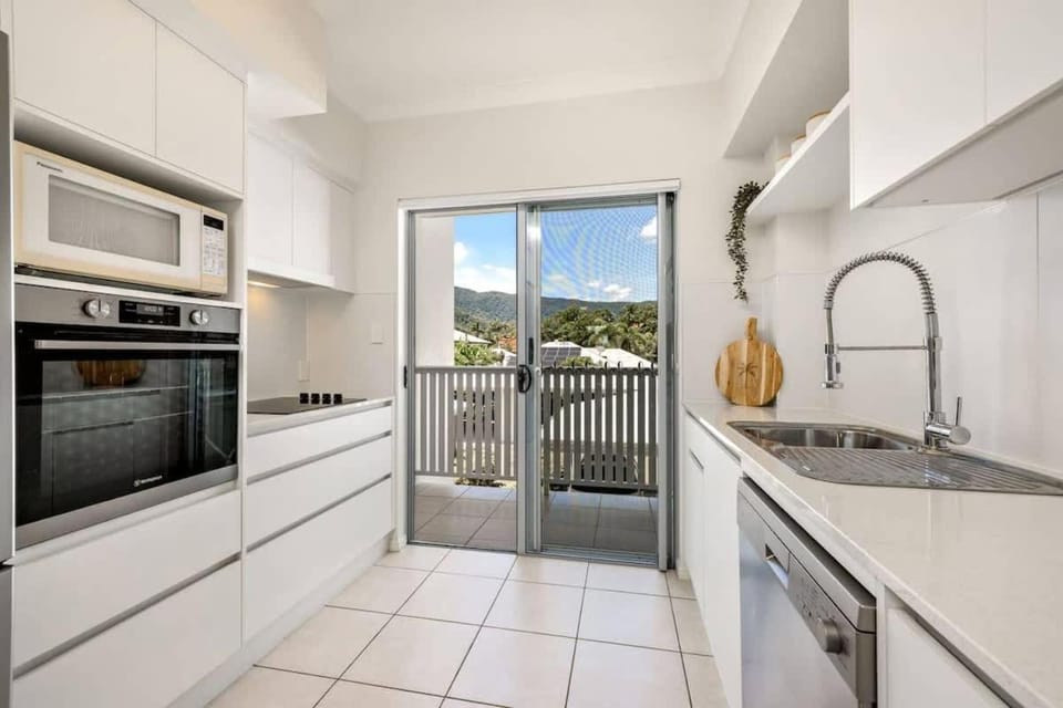 Trinity Beach Bliss - Experience Tropical Living Apartment in Cairns