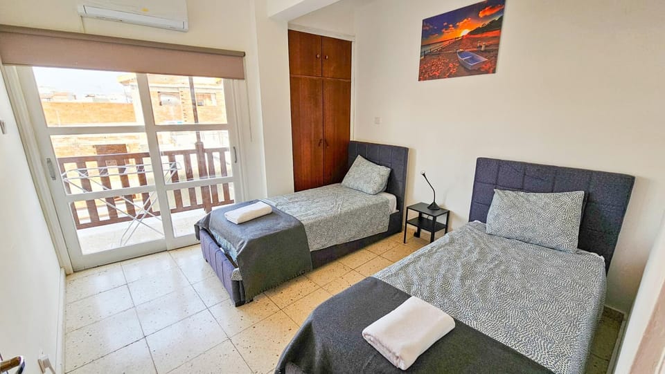 Bed, Balcony/Terrace, Bedroom, towels, air conditioner