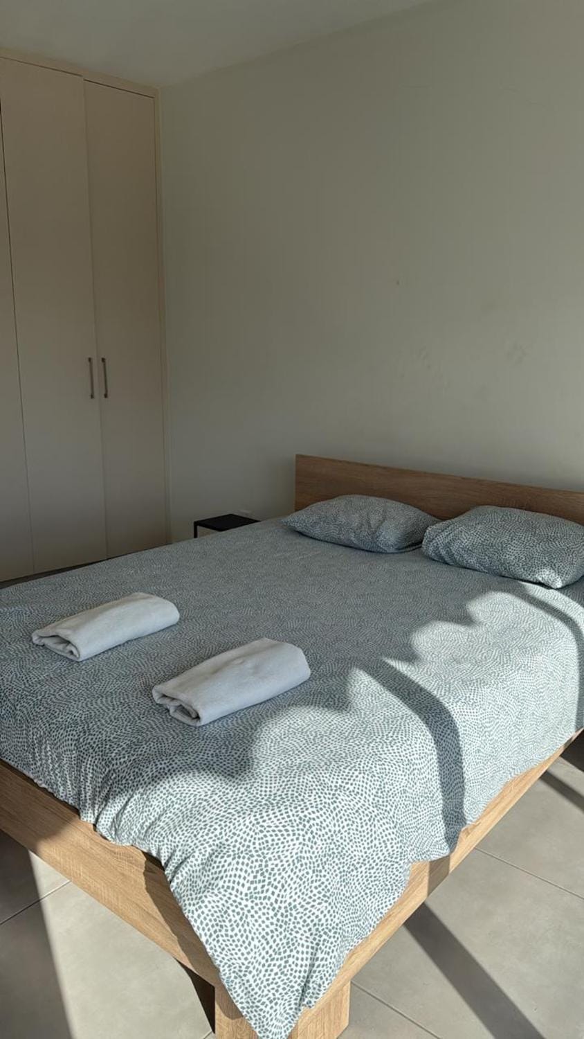 Bed, Bedroom, towels