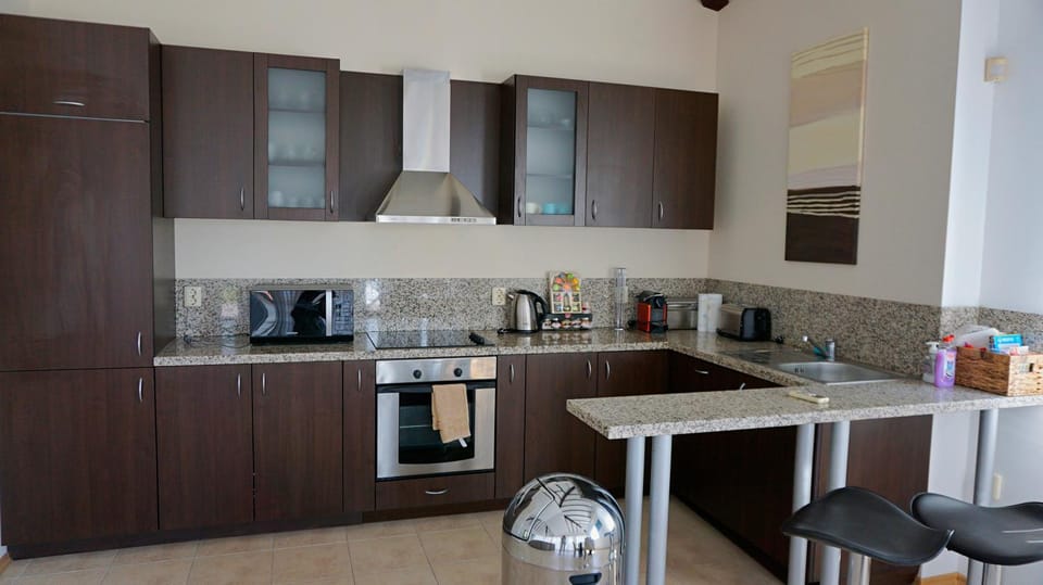 Coffee/tea facilities, Kitchen or kitchenette, Dining area, dishwasher, oven, stove, toaster