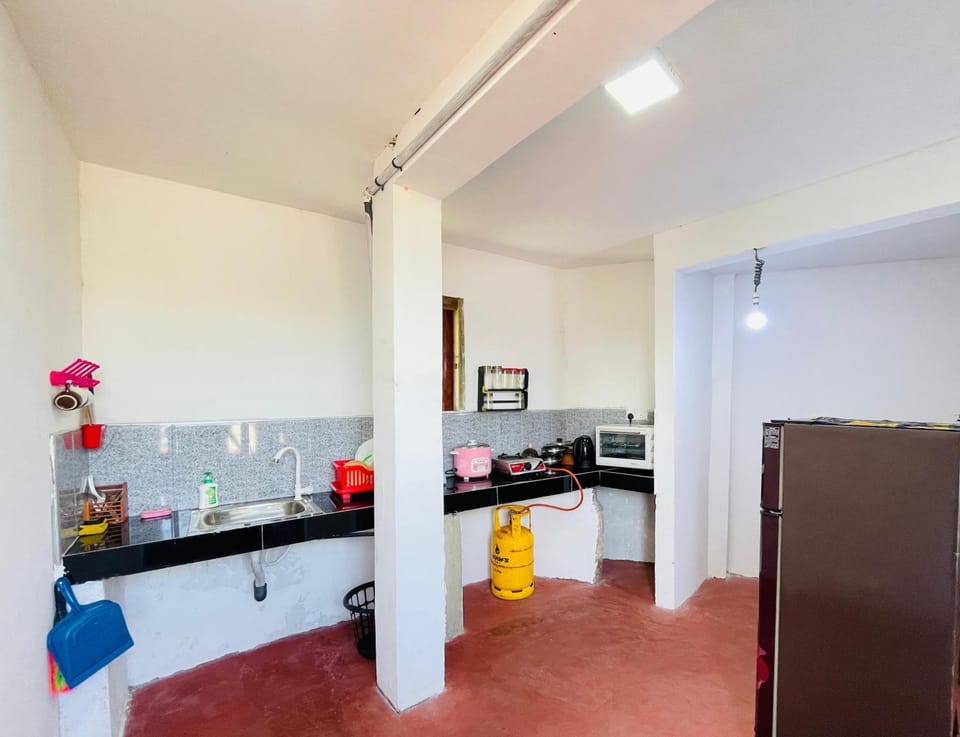 Kitchen or kitchenette, oven, stove
