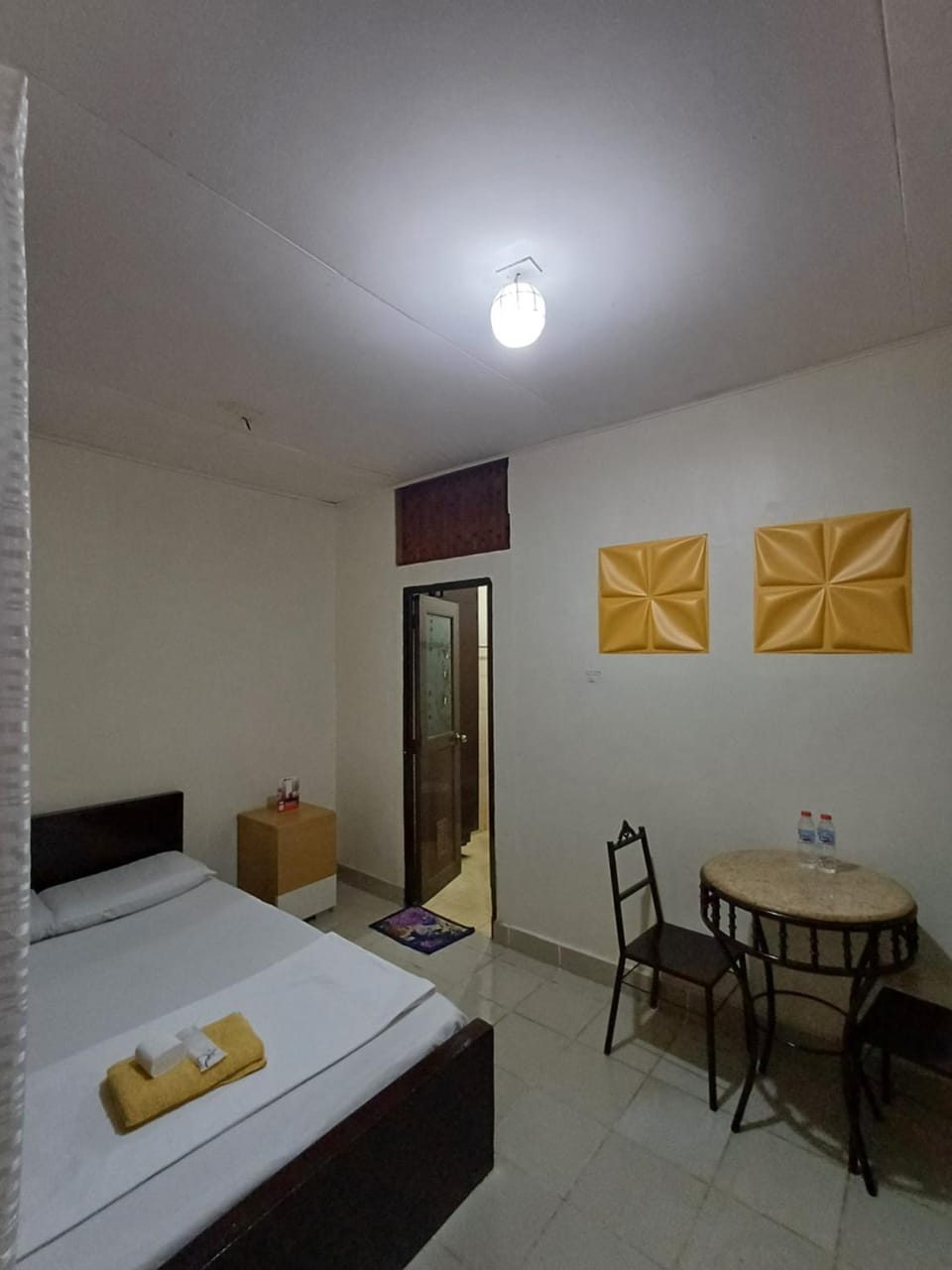 Bed, Dining area, Bedroom