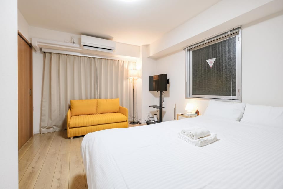 Bed, TV and multimedia, Photo of the whole room, Bedroom, towels, air conditioner