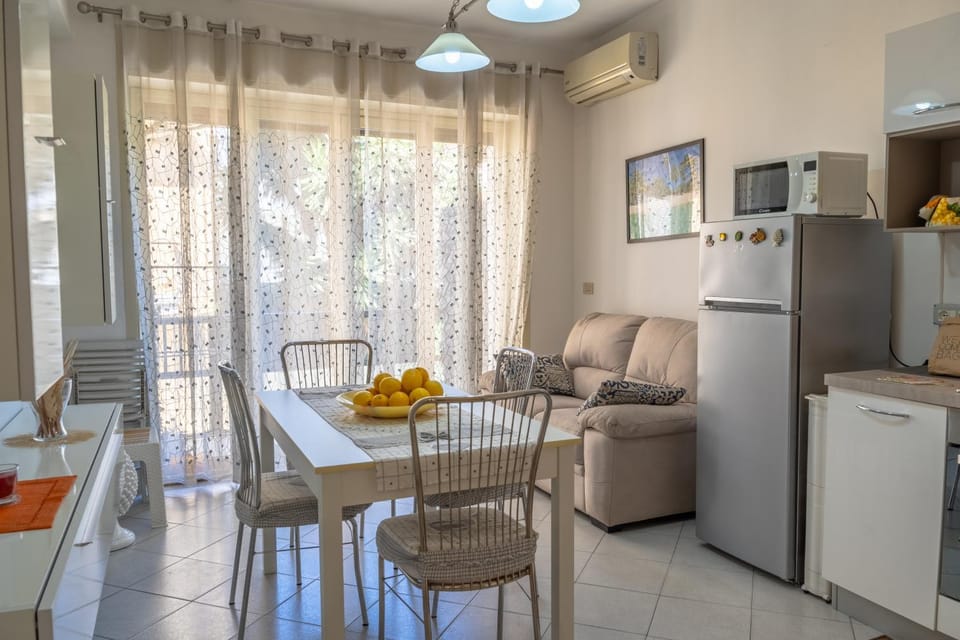Kitchen or kitchenette, Living room, Dining area, oven