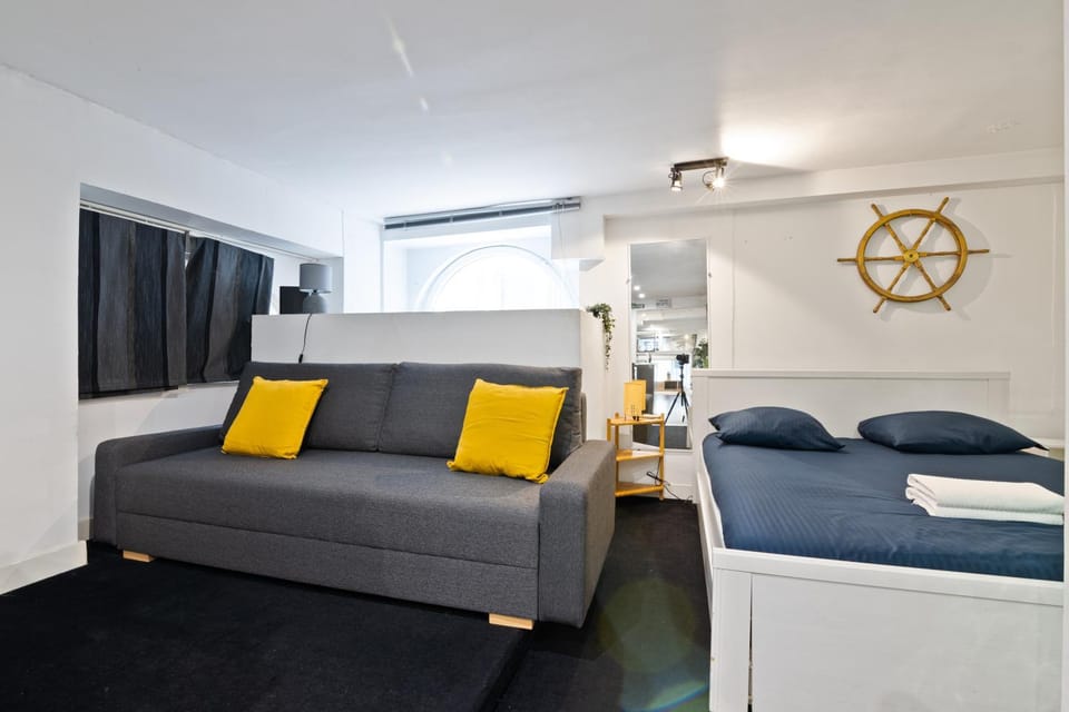 Bed, Living room