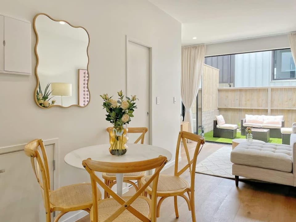 Tranquil Townhouse 2BR & 1 Study with Free Parking & Backyard House in Auckland