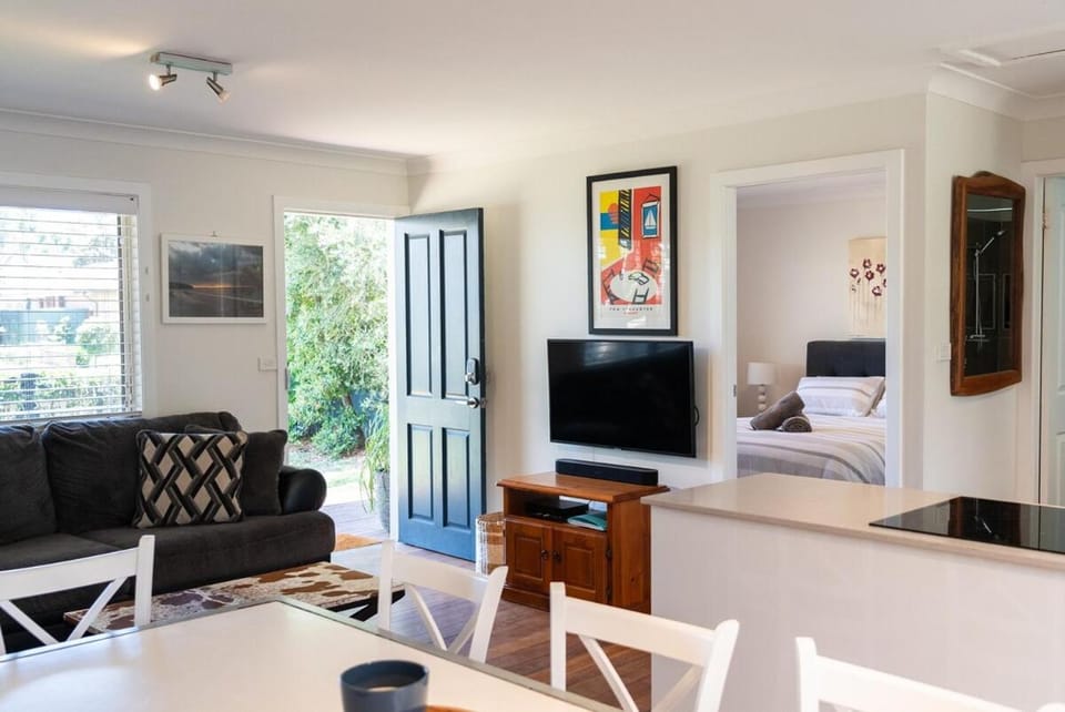 TV and multimedia, Living room, Seating area, Evening entertainment