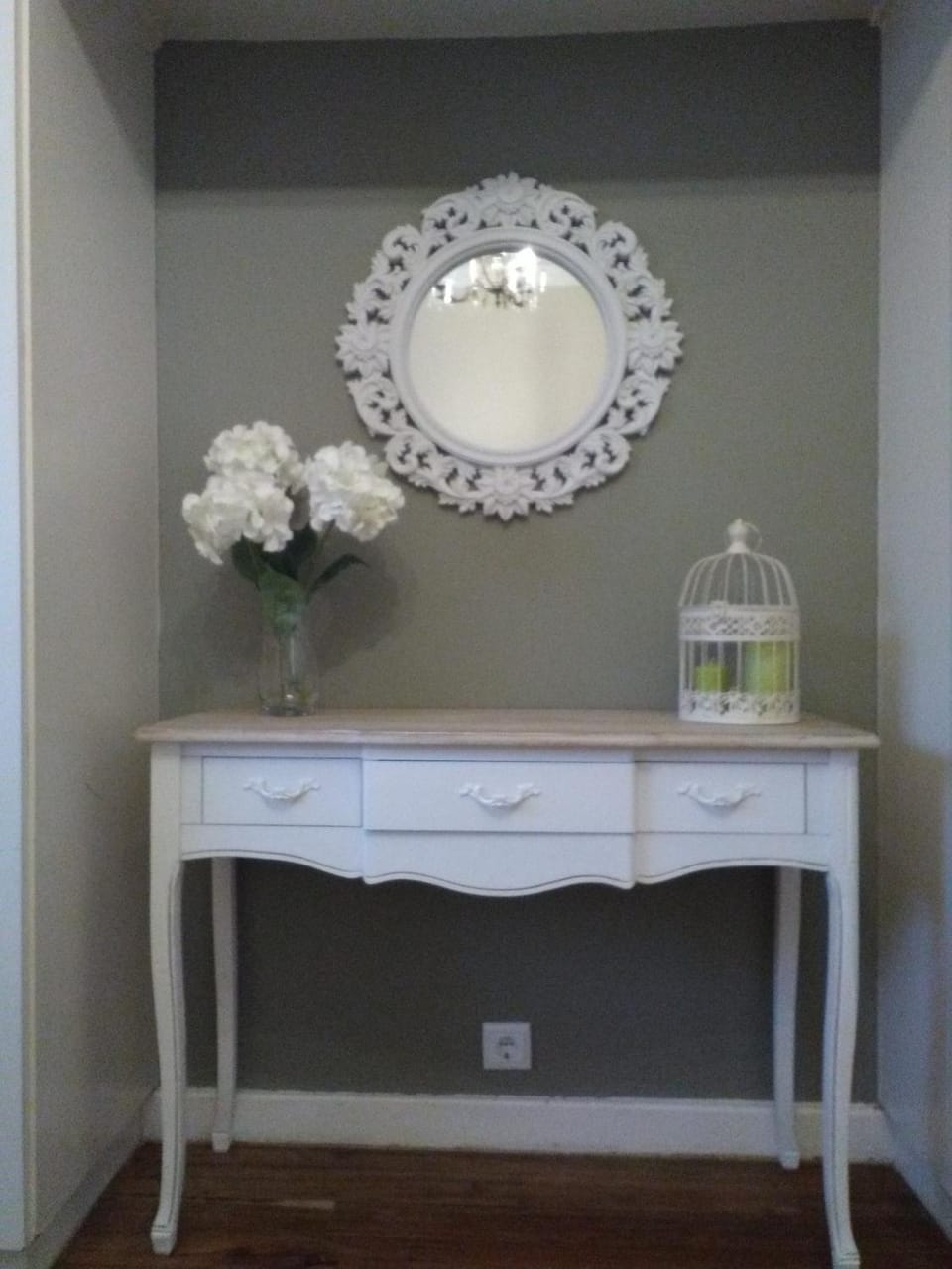 Photo of the whole room, Decorative detail