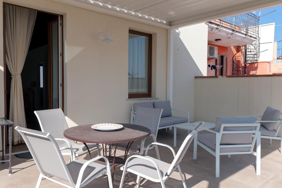 Day, Balcony/Terrace, Seating area, Dining area