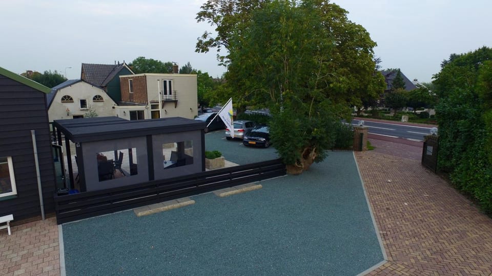 Property building, Facade/entrance, Balcony/Terrace, Area and facilities