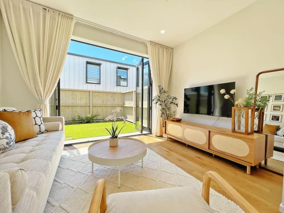Rare Retreat Stylish 2BR Townhouse vs AC & Parking House in Auckland