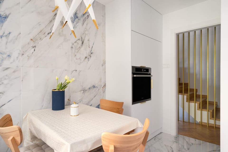 Kitchen or kitchenette, Dining area, minibar, oven, pet friendly