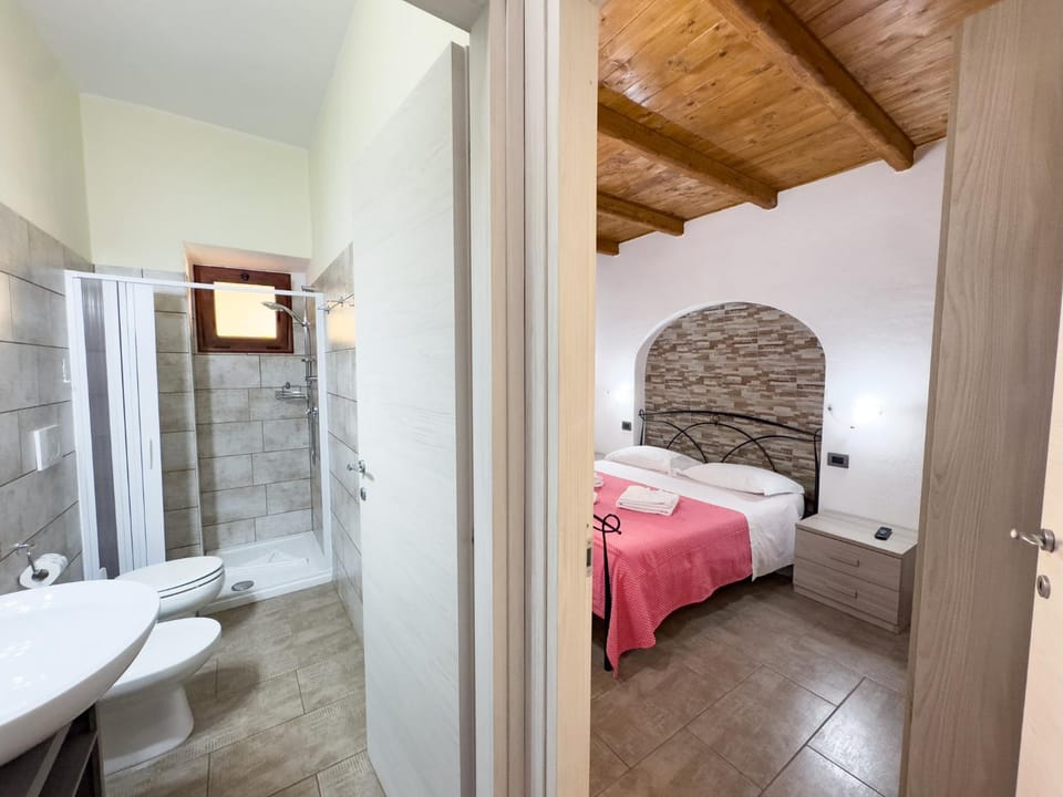 Shower, Toilet, Bed, Bathroom, Photo of the whole room, Bedroom, towels