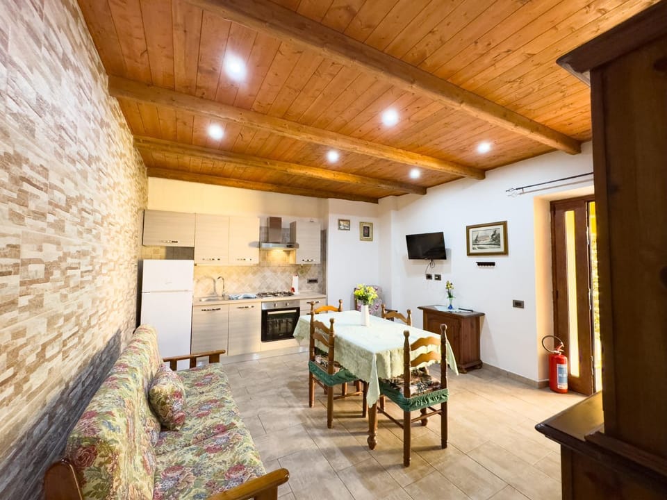 TV and multimedia, Kitchen or kitchenette, Living room, Seating area, Dining area, oven, stove