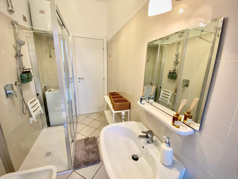 Shower, Toilet, Bathroom, towels