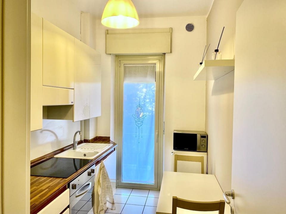 Kitchen or kitchenette, Dining area, oven, stove