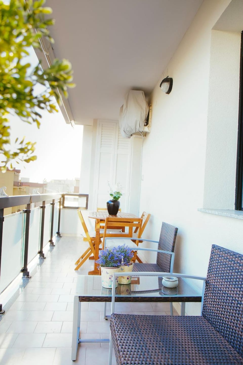 Patio, Day, Dining area