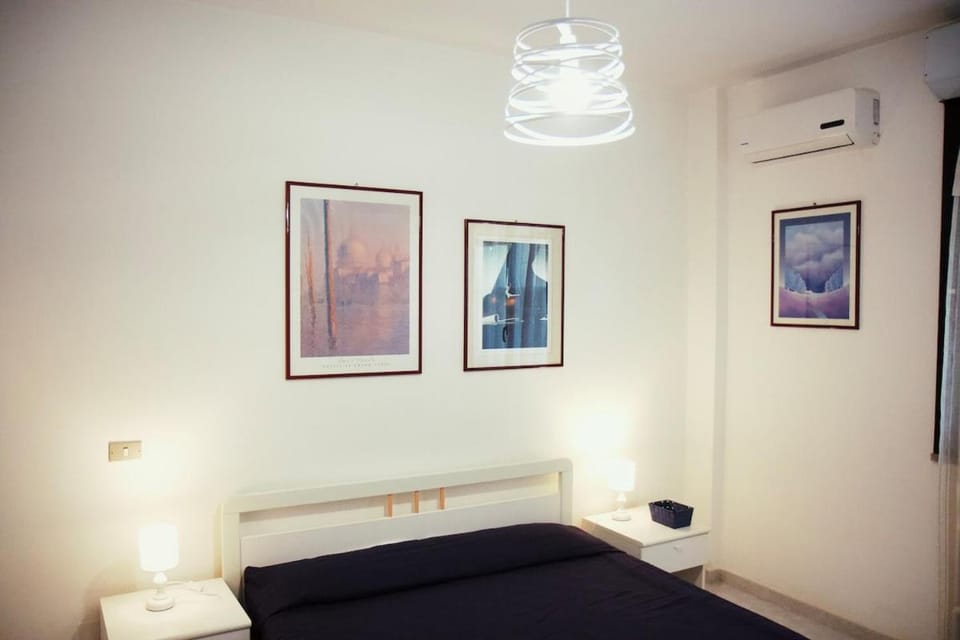 Bed, Photo of the whole room, Bedroom, air conditioner