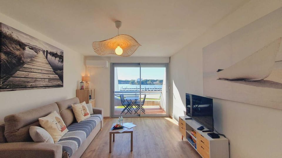 Communal lounge/ TV room, TV and multimedia, Living room, Seating area