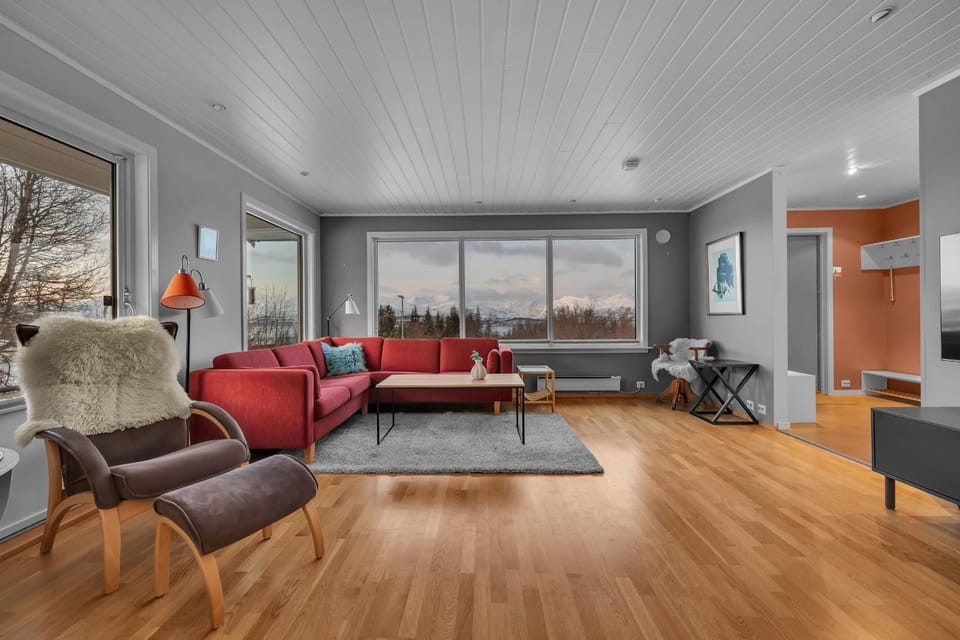 View (from property/room), Living room, Seating area, Mountain view