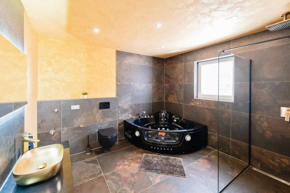 Hot Tub, Bathroom