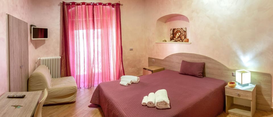Communal lounge/ TV room, Bed, TV and multimedia, Living room, Photo of the whole room, Bedroom, internet, towels, wardrobe