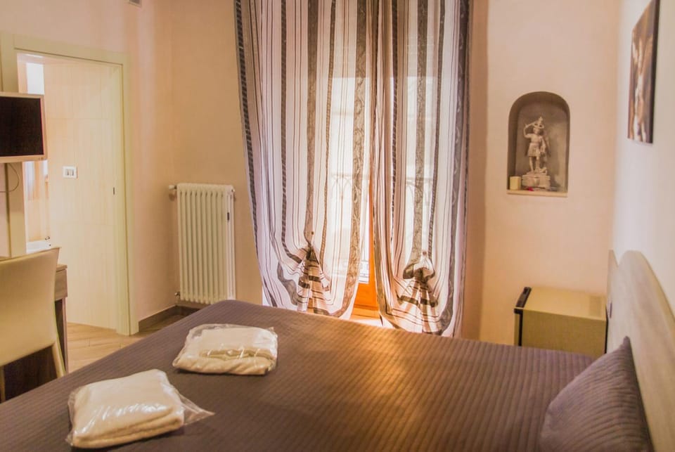Communal lounge/ TV room, Bed, TV and multimedia, Living room, Photo of the whole room, Bedroom, internet, towels