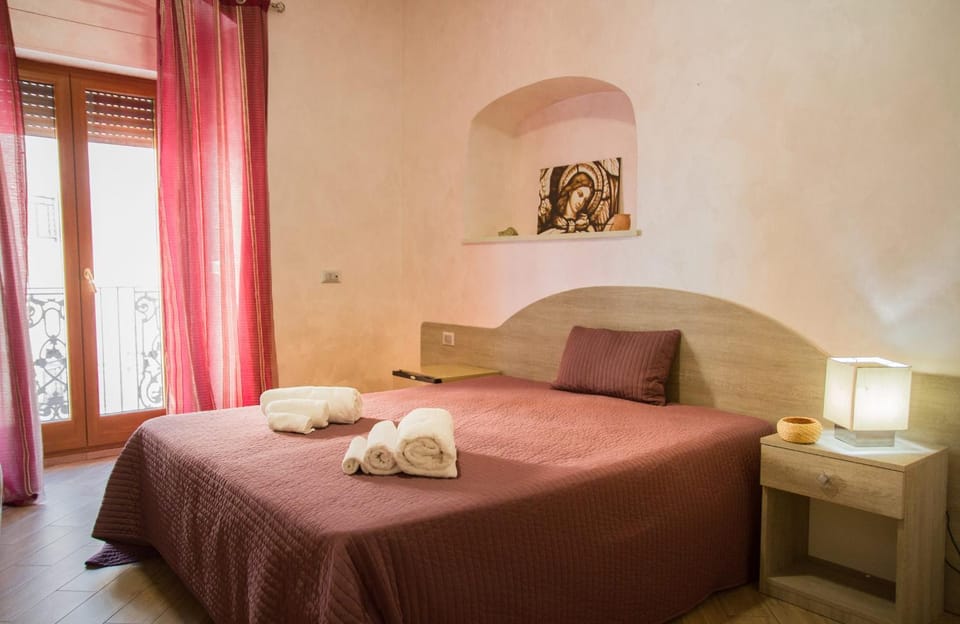 Bed, Photo of the whole room, Bedroom, internet, towels