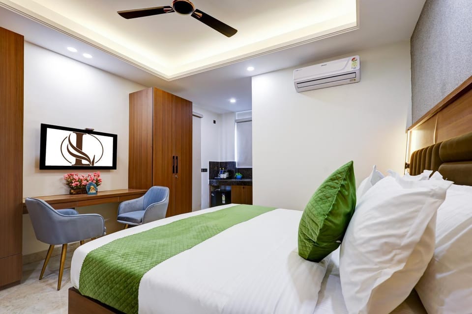 Bed, TV and multimedia, Photo of the whole room, Seating area, Bedroom, air conditioner