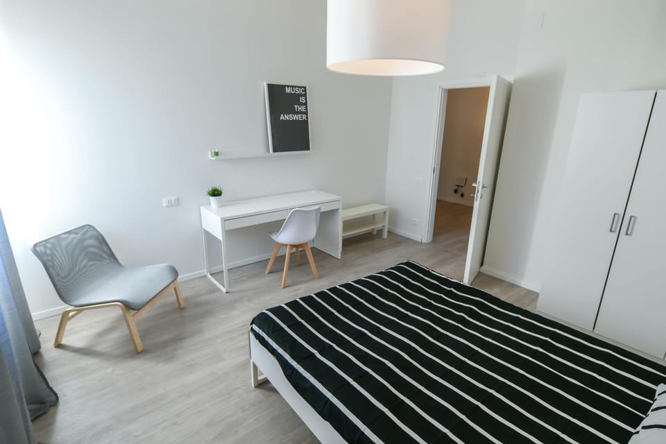 Bed, Photo of the whole room, Seating area, Bedroom, wardrobe