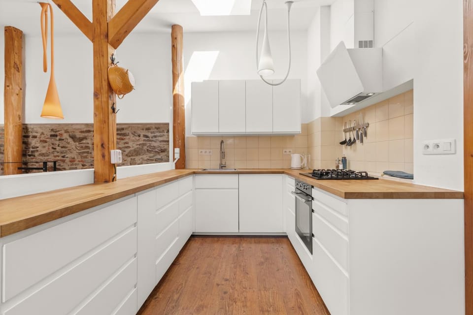 Kitchen or kitchenette, dishwasher, stove