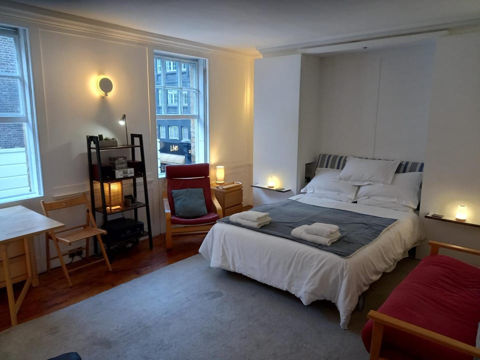 Large Bright Soho Studio flat with Large Terrace Apartment in City of Westminster